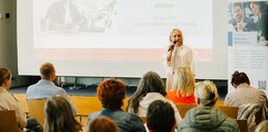 Anmoderation Claudia Pätzold vom bbw führt durch die Veranstaltung