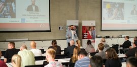 Ein Redner vor einem großen Publikum