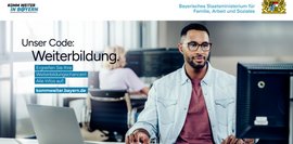 Mann vor PC arbeitet