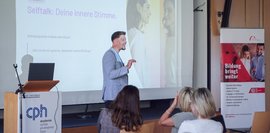 Ein Redner vor Publikum bei einem bbw Event