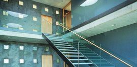 Modernes Treppenhaus in einem Bürogebäude - Schulungszentrum der it akademie bayern Innenansicht