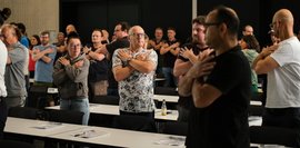 Viele Menschen machen eine Körperübung während eines Forums