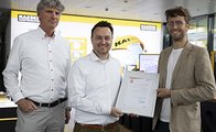 Peter Büchner (Mitte) bei der Zertifikatsübergabe mit seinem Ausbildungsleiter Rüdiger Hopf (links) und Jonas Steinkrauß stv. Projektleiter im Netzwerk Q 4.0 vom Bildungswerk der Bayerischen Wirtschaft gGmbH.
