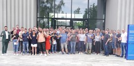 Die Teilnehmenden des Industriemeistertages 2023 Mittelfranken haben sich vor dem Gebäude für ein Gruppenfoto aufgestellt.
