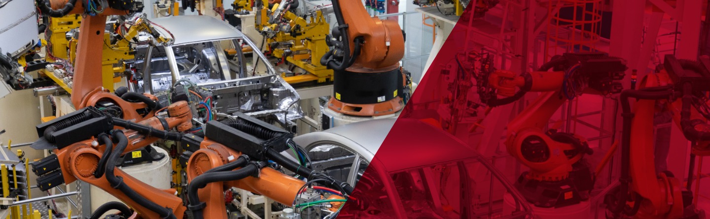 Autoteile werden in einer Fabrik durch Robotikarme montiert
