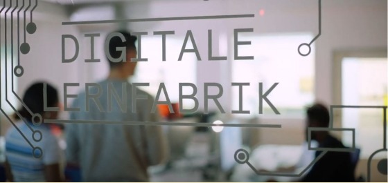 Einblick in die digitale Lernfabrik durch eine Scheibe.