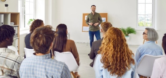 Trainer vor einer Gruppe von Mitarbeitern