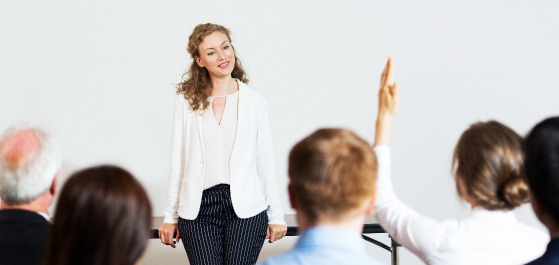 Betriebliches Gesundheitsmanagement Weiterbildungen Vortrag mit mehreren Zuhörern.