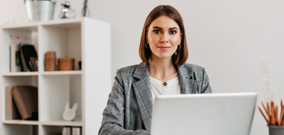 Eine Frau am Computer in einem Büro