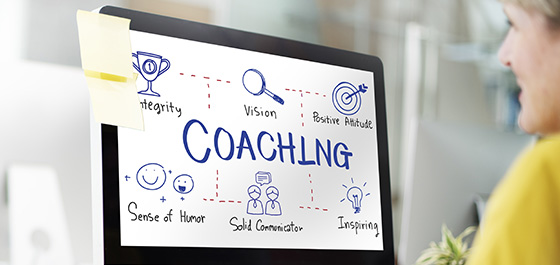 Eine Frau sieht sich auf ihrem Monitor eine Mindmap zum Thema Coaching an