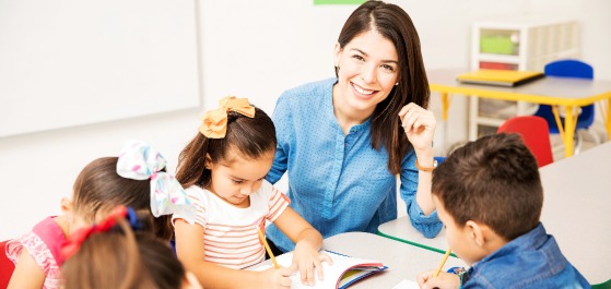 Betreuerin mit mehreren Kindergartenkindern