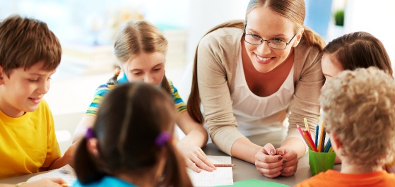 Ergänzungskraft Grundschulkindbetreuung Erzieherin mit mehreren Kindern.