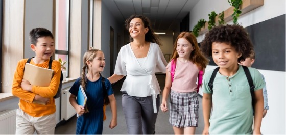 Eine junge Frau mit 4 Kindern auf dem Gang eines Bürogebäudes 