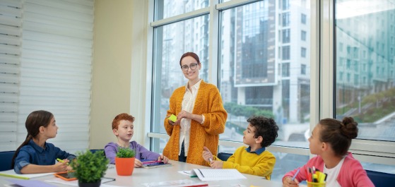 Pädagogische Fachthemen Eine Lehrerin unterrichtet mehrere Schüler.