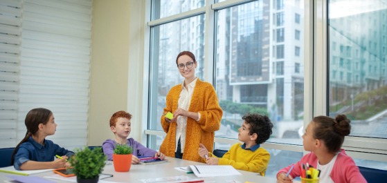 Eine Lehrerin unterrichtet mehrere Schüler.