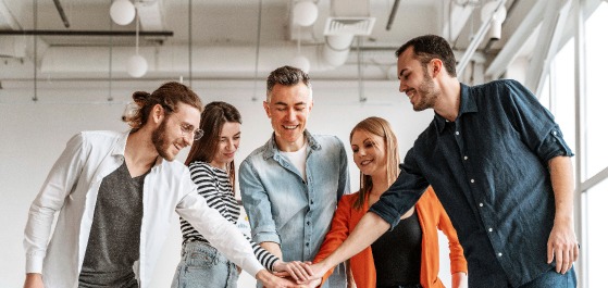 Menschen in einem Büro arbeiten gut im Team. 