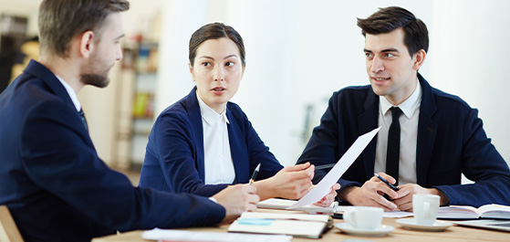 Juristen diskutieren in einem Büro