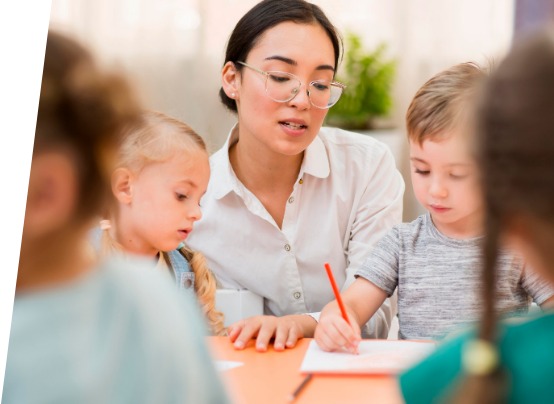 Paedagogin erklaert Kindern etwas