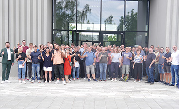 Gruppenfoto der Teilnehmenden des Industriemeistertages 2023 in Nürnberg vor dem Veranstaltungsgebäude.