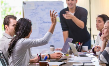 Lehrer unterrichtet 4 Schüler aus einer Firma 