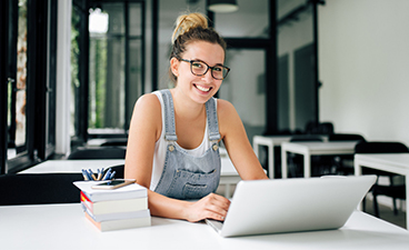 Frau lernt zu Hause am Notebook 