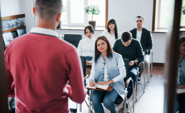Dozent im Schulungsraum der bbw bbw Dozent im Schulungsraum Niederbayern
