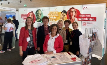 6 Damen auf einer Messe