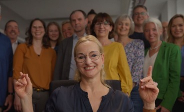 Mitarbeitende der bbw gGmbH bei der gemeinsamen Arbeit – Vertrauen, Kompetenz und Zusammenarbeit im Fokus