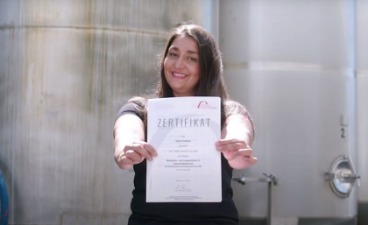Bergader Lehrgang Maschinenführer Lebensmitteltechnik junge Dame mit Zertifikat