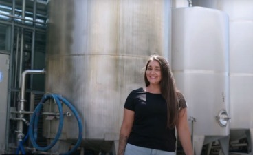 Eine junge Frau auf dem Gelände einer Milchfabrik