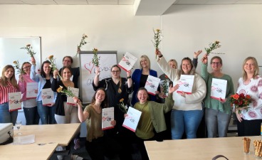 20 Damen mit Zertifikat bei der Verleihung 