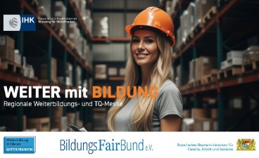 Eine Frau mit Helm im Lagerbereich