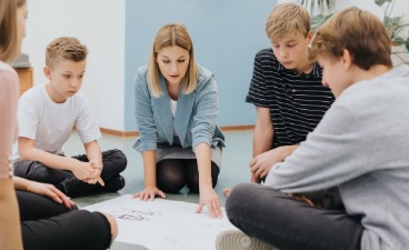 Eine Gruppe Jugendlicher mit einer Mitarbeiterin des Jugendamtes