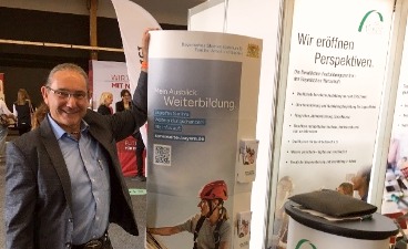 Ein Mann auf einer Messe 