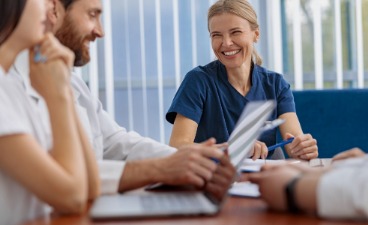 Ein Team aus Pflegenden im Gespräch