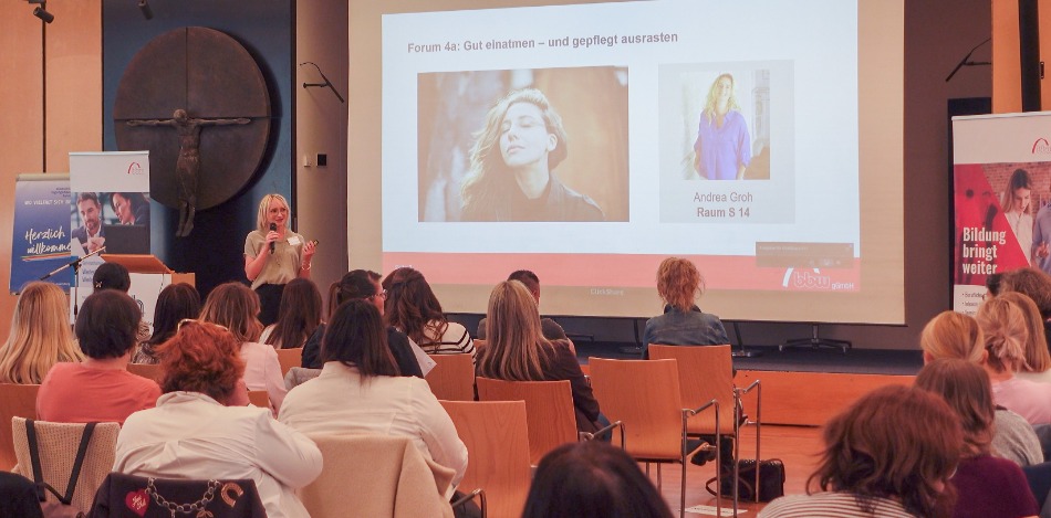 Ein Vortrag mit vielen Besuchern bei einem Event für Assistentinnen