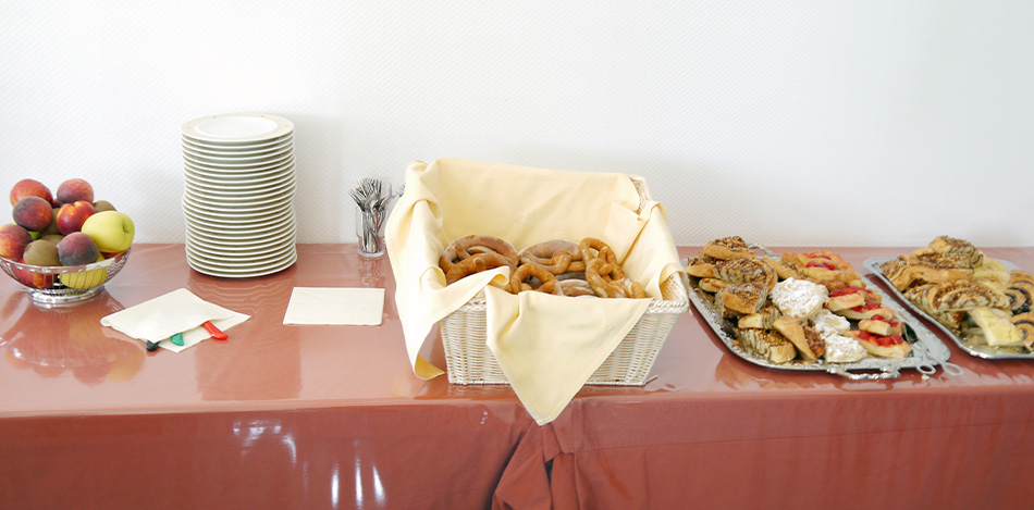 Auswahl des Buffets, Brezen und Häppchen.