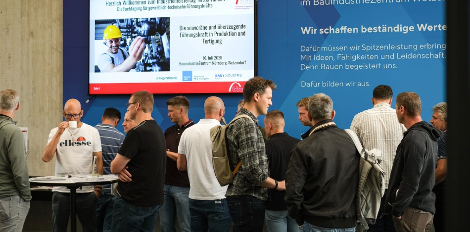 15 Persone diskutieren während einer Pause an Stehtischen