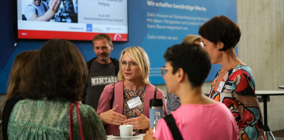 4 Damen reden an einem Stehtisch