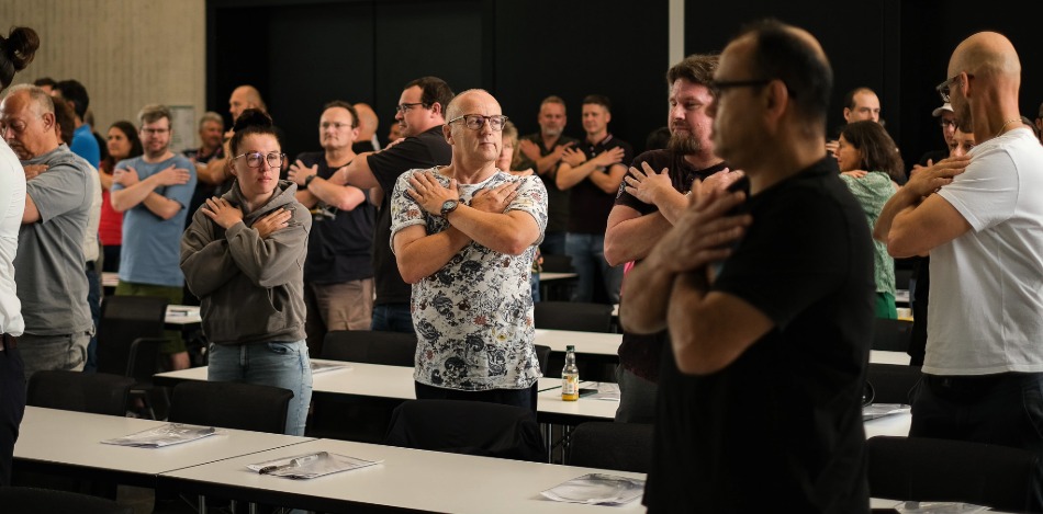 Viele Menschen machen eine Körperübung während eines Forums