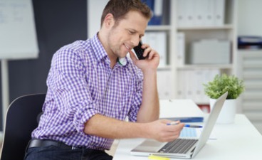 Q 4.0 Beratung für Ausbilder Mann berät Kunden am Telefon