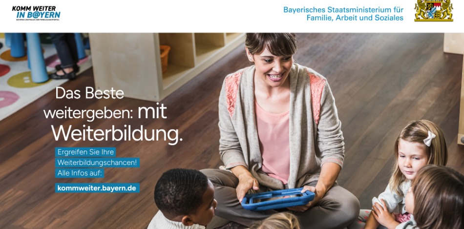 Eine Frau mit 2 Kindern sitzt in einem Büro