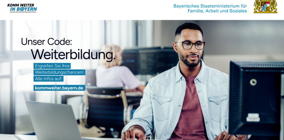 Mann vor PC arbeitet