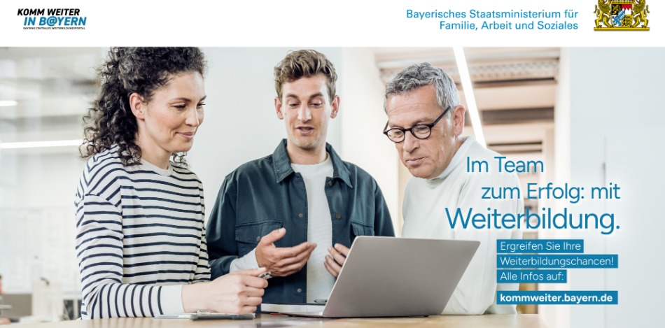 Team bespricht sich am Notebook