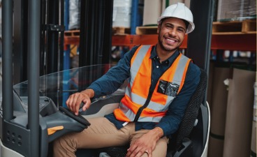 Ein Mann auf einem Stapler