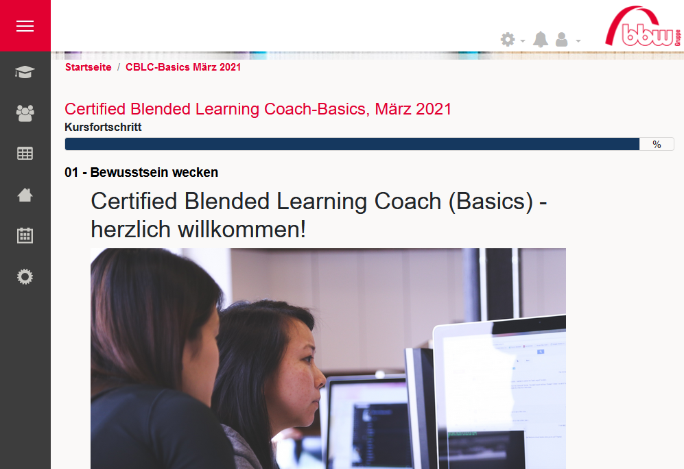 LMS der bbw Einblick Nutzeroberfläche  Zwei Frauen lernen online an einem PC