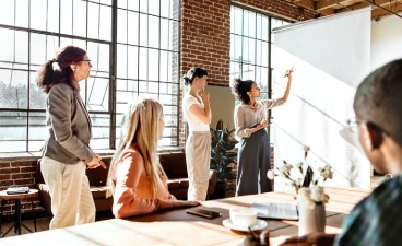 Beratung Digitales Lernen Menschen arbeiten am Flipchart an einem Konzept