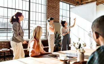 Menschen arbeiten am Flipchart an einem Konzept