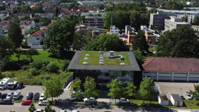Gebäude mit einem flachen Dach aus der Luft fotographiert
