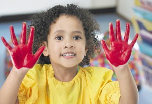 Kind mit roten Händen 